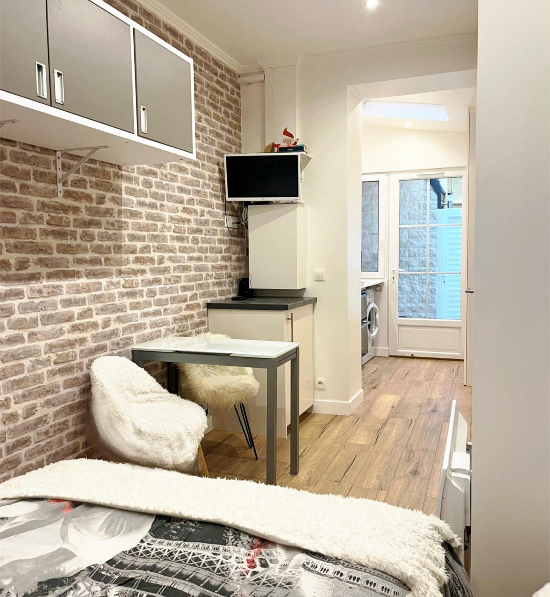 Eiffel Tower Studio With Patio Париж Екстериор снимка